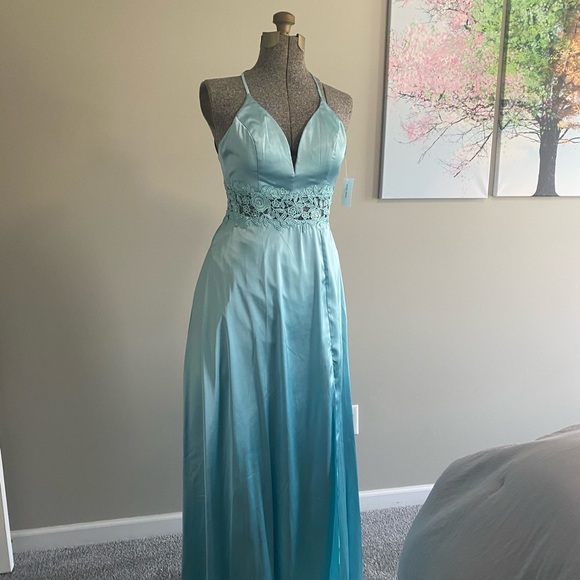 Beautiful brand new bridesmaid or prom dress. - Picture 2 of 8
